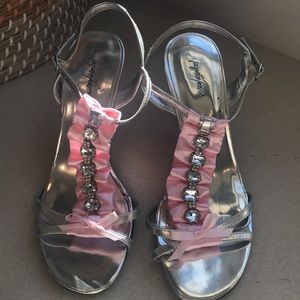 🌸These are the cutest silver sandals🌸